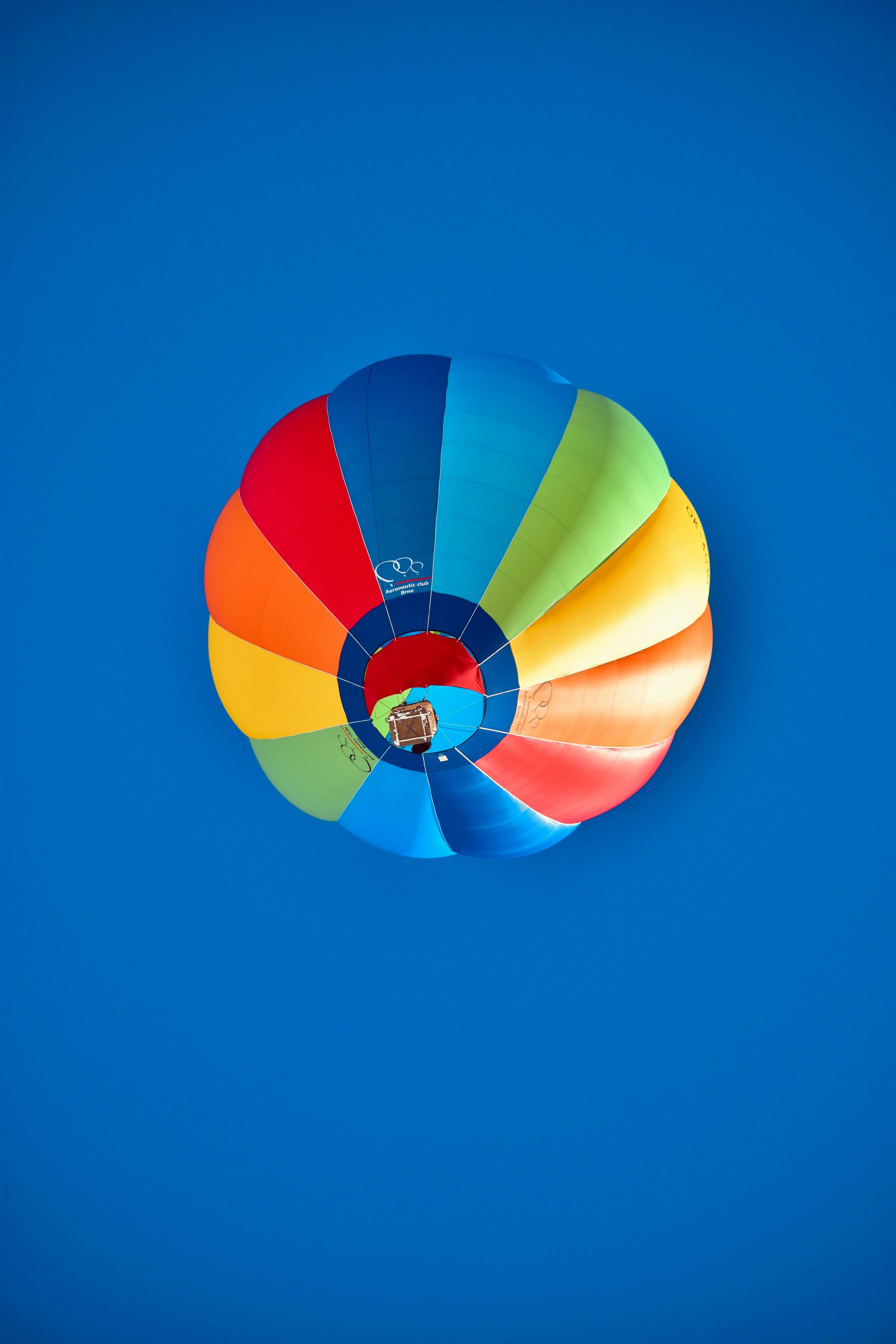 Graphic showing the challenges of outsourcing with icons and potential pitfalls